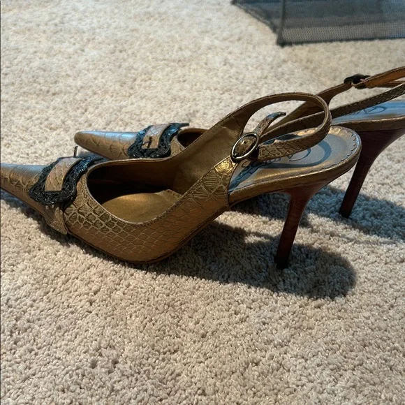 Carlos by Carlos Santana Stylish Gold Slingback Heels w/Authentic Buckle Size 6 - Picture 3 of 5